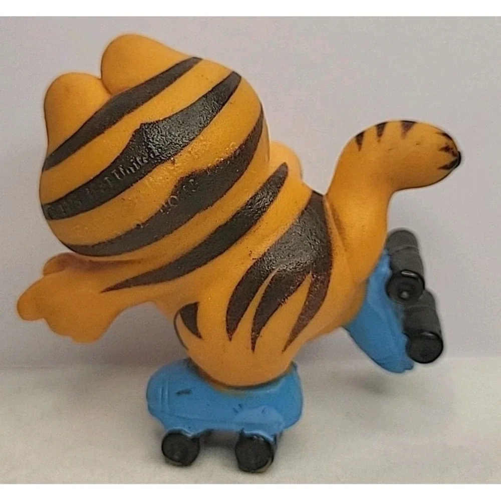 Vintage Lot of 4 Garfield PVC Sports Figures Golf Soccer Skating Walk Running